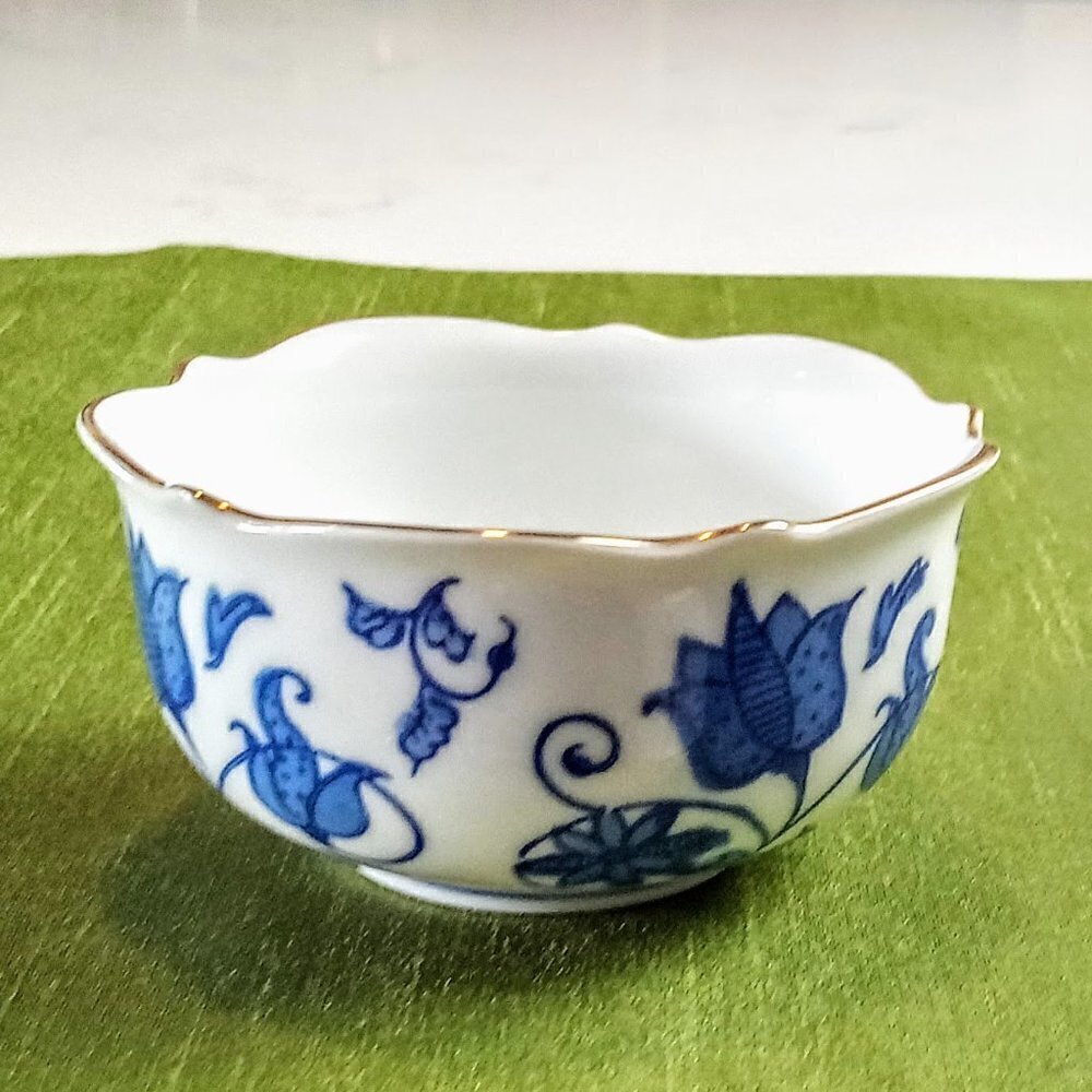 Nishiyama Blue White Porcelain Gold Rim Fluted Cup